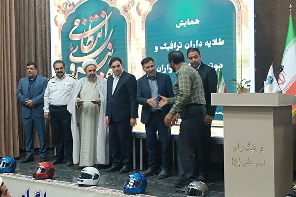 فرهنگ‌سازی با عمل؛ اهدای کلاه ایمنی رایگان در همایش طلایه‌داران ترافیک شهریار