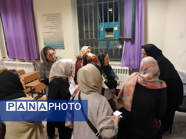 جلسه اولیا مربیان و تحویل کارنامه در دبیرستان سرافرازان