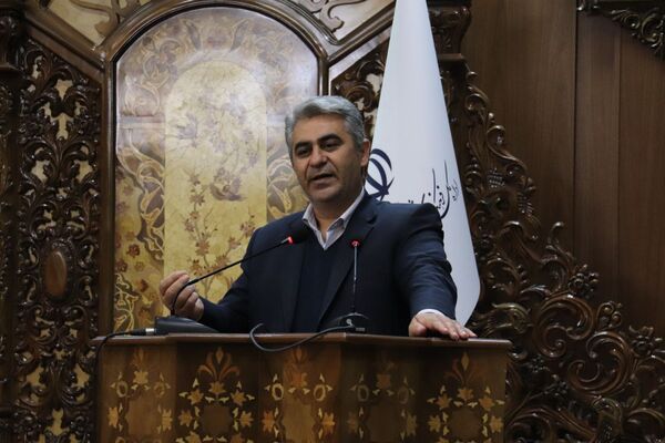 رونمایی کتاب «سه کبوتر حدادان» دانش‌آموز تبریزی