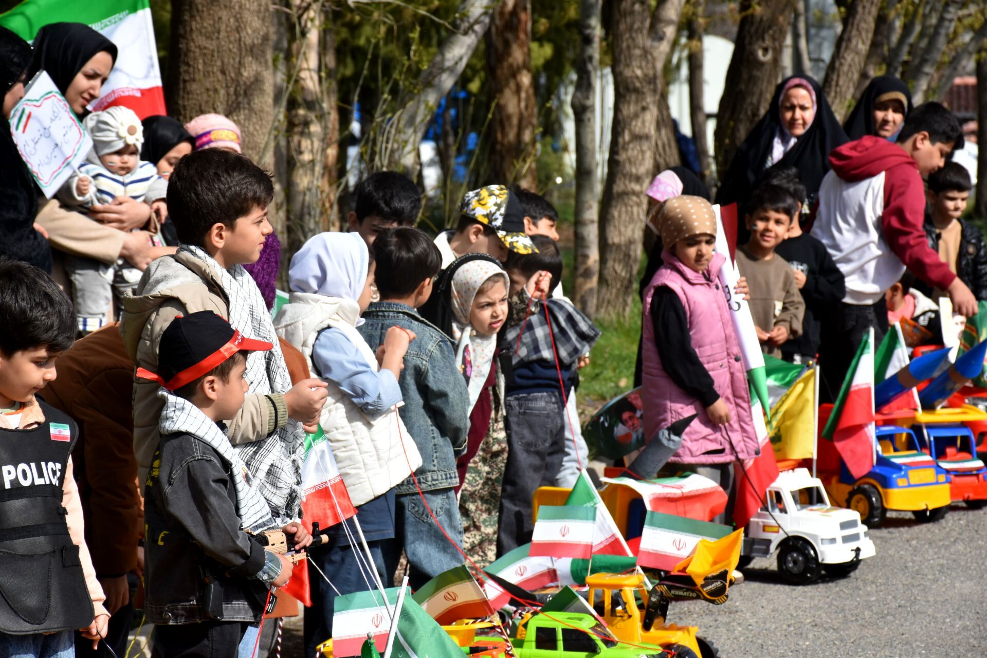 پرچم ایران در دستان کوچک؛ رژه کودکانه امام رضایی‌ها در قروه