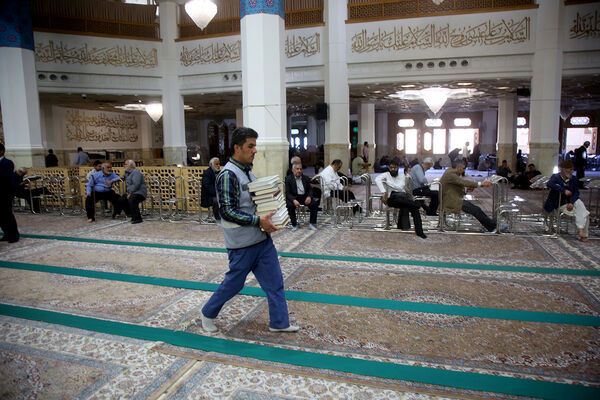 خدمت‌رسانی 35 خادمیار نوجوان در حرم حضرت معصومه(س)