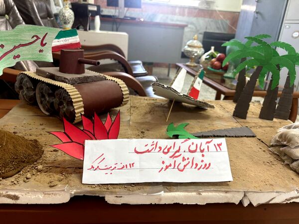 فضاسازی نمادین هنرستان تلاش با مشارکت دانش‌آموزان در آستانه ۱۳ آبان