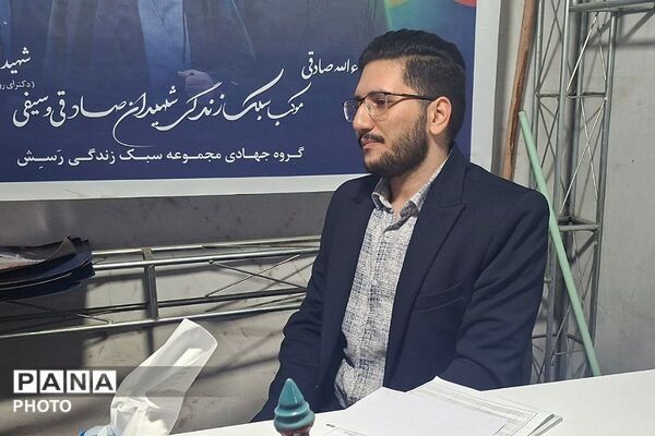 دختران «جان فدای ایران» در میدان امام خمینی(ره) ورامین 