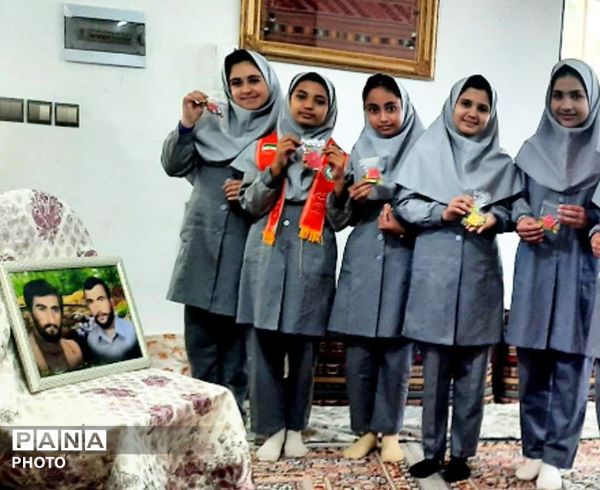 دیدار دانش آموزان پبشتاز آموزشگاه الله وردی ارجمند شهر لایین  با خانواده شهدا