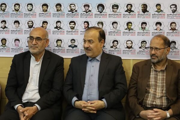 ضیافت افطاری جمعی از دانش‌آموزان با امام جمعه یزد 