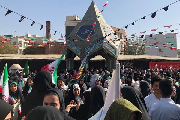اجتماع عظیم دانش آموزان ناحیه دو شهرری به مناسبت یوم الله ۱۳ آبان در میدان نماز