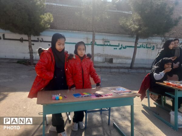 برپایی بازارچه دانش آموزی در مدرسه شهید رزمی خلیل آباد