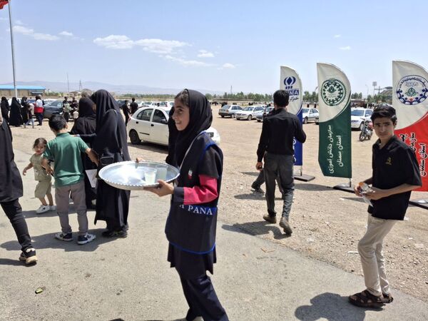 خدمت‌رسانی موکب‌ سازمان دانش‌آموزی استان سمنان به جاماندگان اربعین 