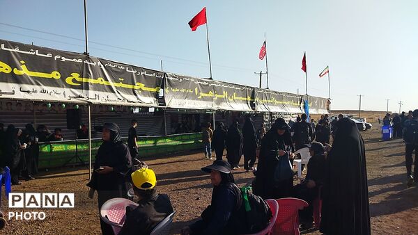 ایستگاه صلواتی محبان الزهرا ( س)  میزبان زائران پیاده امام رضا ( ع) 