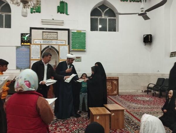 مراسم تقدیر از دانش آموزان معتکف‌روستای مهدی آباد خلیل آباد