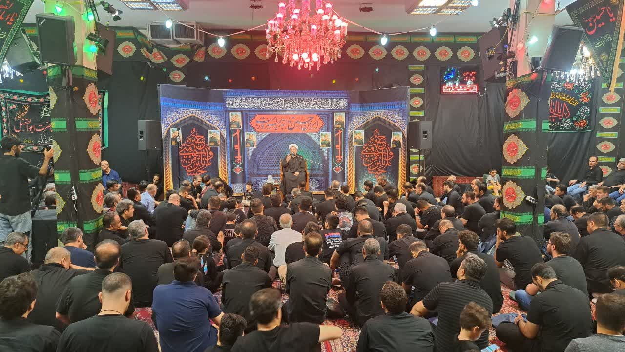 تجمع عظیم عاشقان در روز عاشورا به یاد امام حسین(ع)