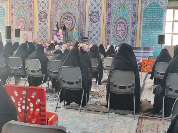 دکلمه‌خوانی دانش‌آموزان در مقابل مادران شهرستان قدس به‌مناسبت روز مادر