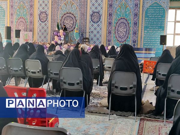دکلمه‌خوانی دانش‌آموزان در مقابل مادران شهرستان قدس به‌مناسبت روز مادر