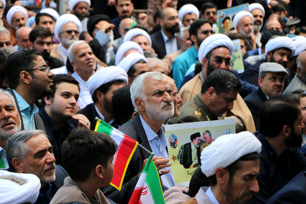 حضور پرشور نوجوانان قمی در آیین استقبال از رئیس جمهوری 