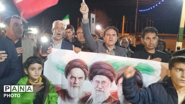 اتحاد فرهنگیان، دانش‌آموزان و مردم کوهنانی شب بیعت با رهبری