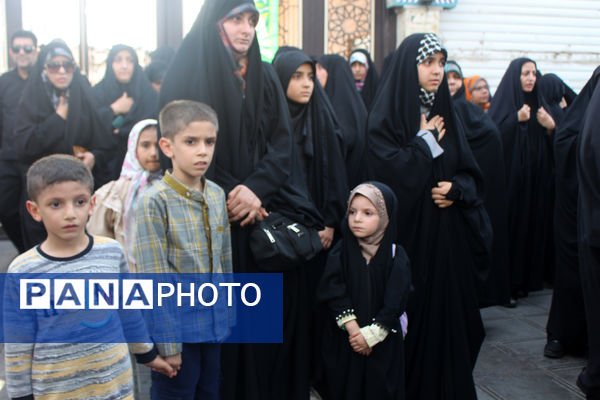 جلوه‌های حماسی از حضور نوجوانان قمی در مراسم تشییع شهدا 