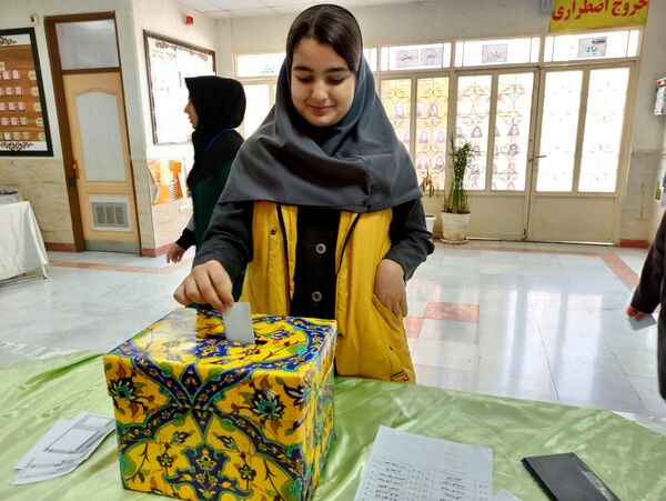 انتخابات شورای دانش آموزی در دبیرستان دخترانه ۱۳ آبان