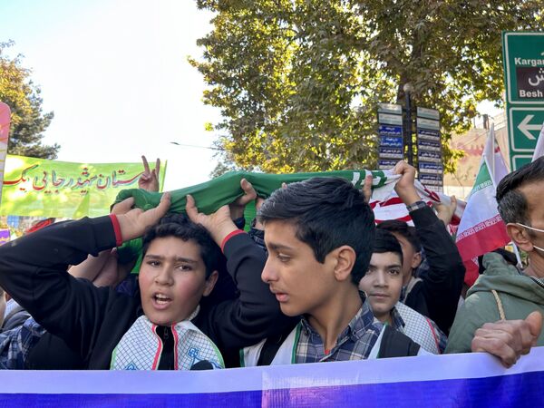 راهپیمایی ۱۳ آبان مدرسه شهید رجایی یک بجنورد