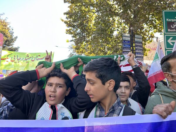 راهپیمایی ۱۳ آبان مدرسه شهید رجایی یک بجنورد