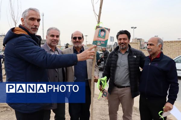 کاشت درخت به یاد شهدا در محمدشهر 
