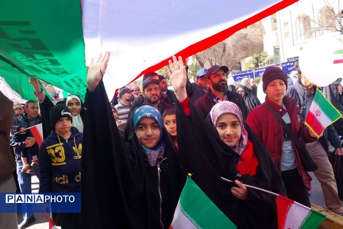 حضور پرشور مردم شیراز در راهپیمایی 22 بهمن، خون تازه در رگ‌های انقلاب 