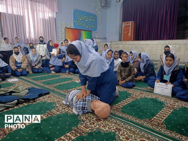 جلسه  آموزشی طرح ماهر سفیران سلامت در مدرسه بنت المهدی صدر ۲