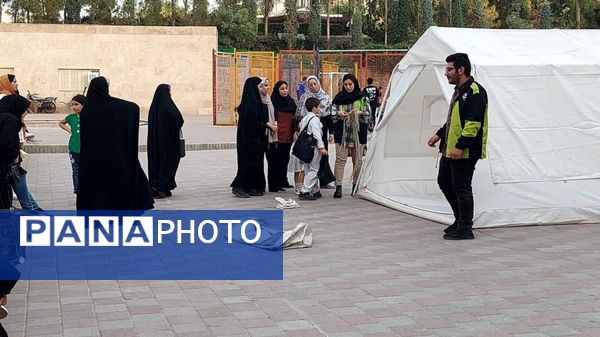 آموزش میدانی چادر زنی و حمل مصدوم برای شهروندان در پارک صادقیه مشهد  