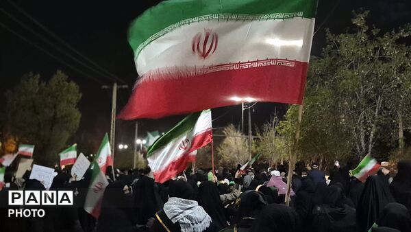 اربعین سردار غلامرضا سلیمانی و هم‌نوایی با کاروان حسینی در تجمع مردمی