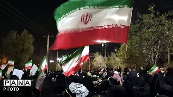اربعین سردار غلامرضا سلیمانی و هم‌نوایی با کاروان حسینی در تجمع مردمی