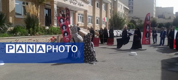 نمایش خیابانی دانش‌آموزان دختر استان البرز به مناسبت هفته دفاع مقدس 