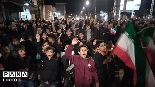 میدان مرکزی خلیل‌آباد‌ مملو از عاشقان انقلاب