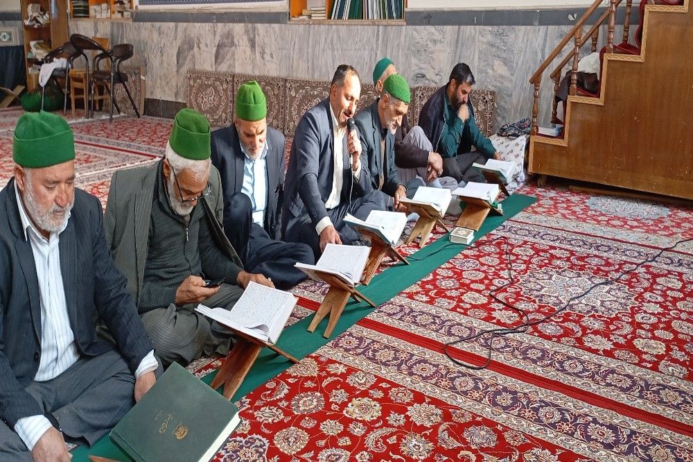 آخرین روز از اعتکاف دانش آموزی انس با خدا  در مسجد جامع شهر بار نیشابور