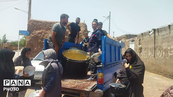 پخش نذری روز عاشورا رسمی قدیمی در روستای حسن آباد بلهر نیشابور 