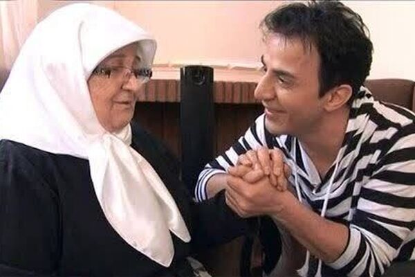 داریوش فرضیایی به سوگ مادر نشست