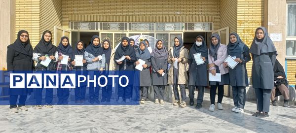 تقدیر از دانش‌آموزان برتر دبیرستان دخترانه ۱۳ آبان