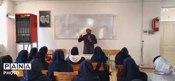 اردوی عملی دفاعی در دبیرستان انقلاب شهرستان ملایر