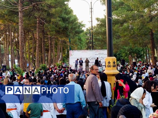 قدم هایی به عشق معلمان