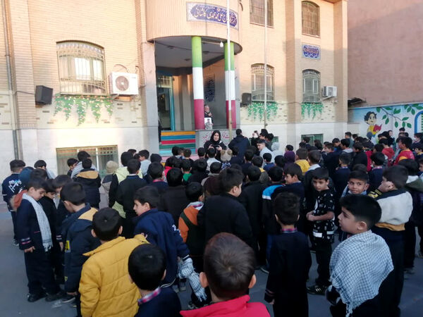 تقدیر دانش‌آموزان یک مدرسه در قم از پدر شهید کریمی
