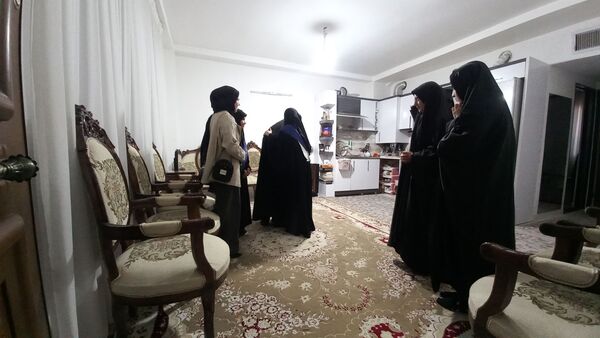 دیدار دانش‌آموزان دبیرستان بهار آزادی با همسر شهید مجید رجایی