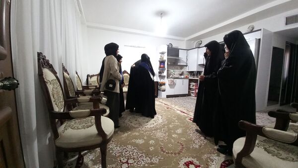 دیدار دانش‌آموزان دبیرستان بهار آزادی با همسر شهید مجید رجایی