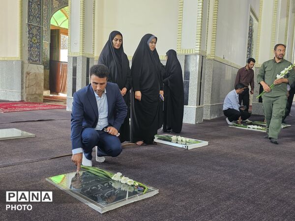 غبارروبی و عطرافشانی گلزار شهدا به مناسبت هفته دفاع مقدس