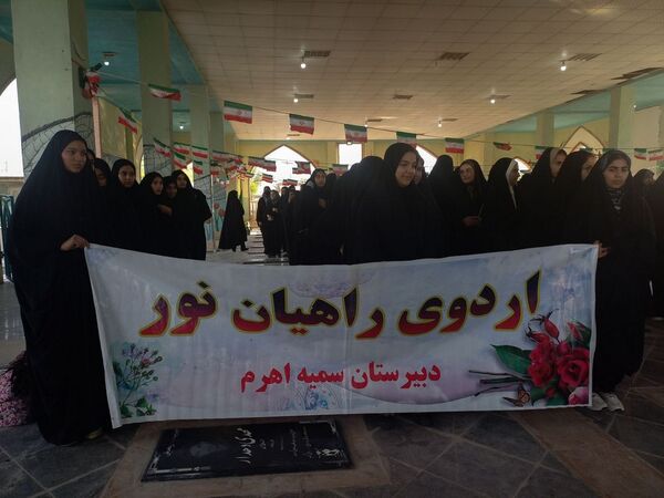اعزام دانش‌آموزان دختران تنگستانی به اردوی راهیان نور