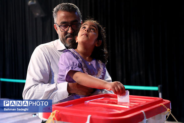 مرحله دوم انتخابات چهاردهمین دوره ریاست‌ جمهوری در آستان امامزاده صالح(ع)