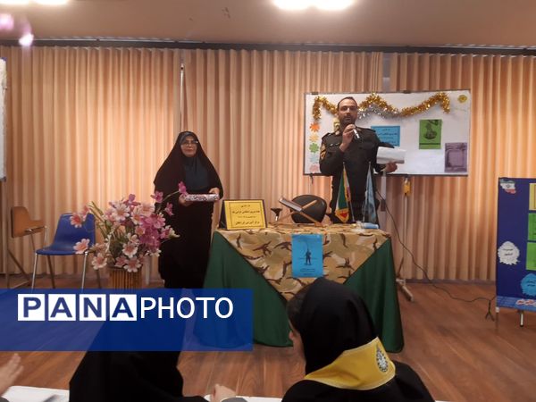 گرامیداشت هفته نیروی انتظامی در دبیرستان فرزانگان قائمشهر