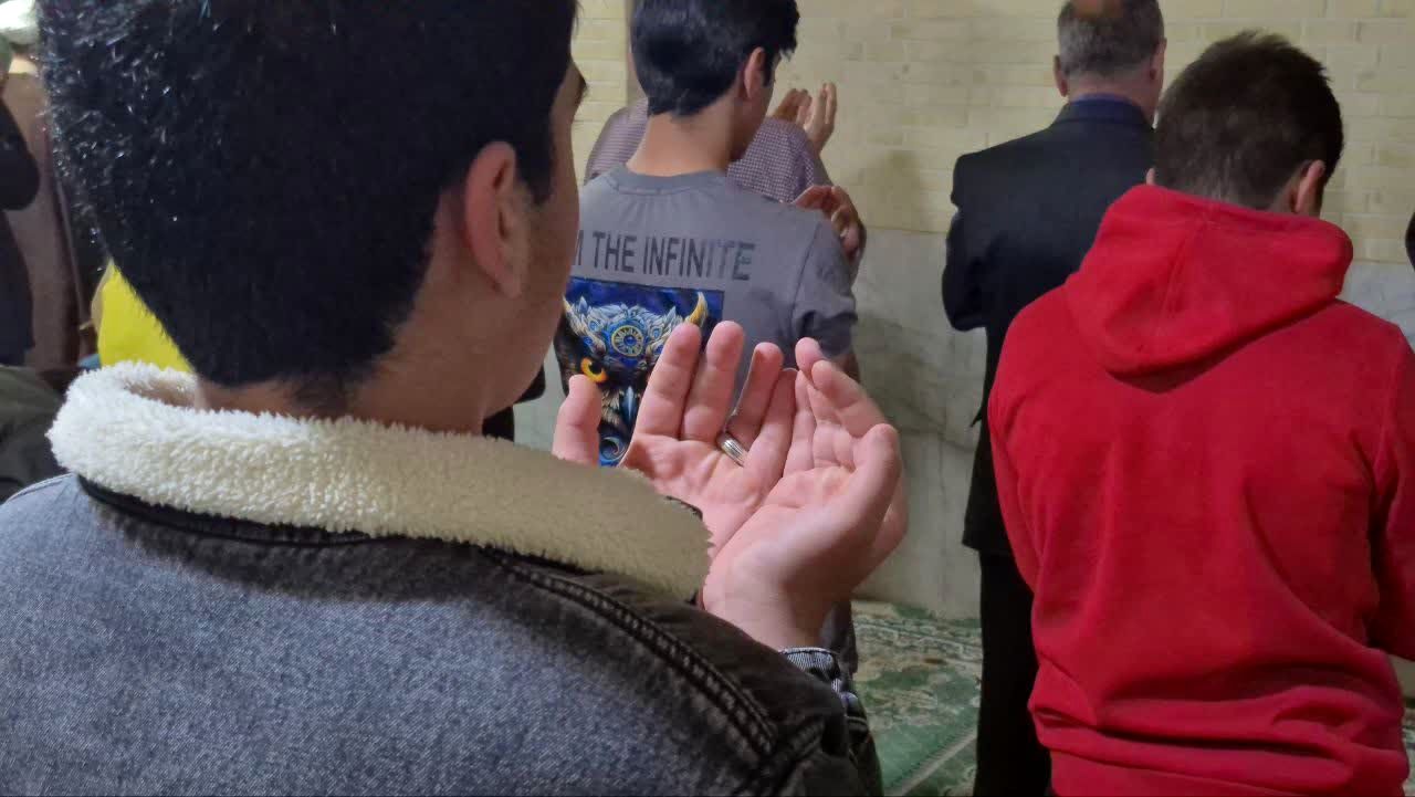 حضور معنوی دانش‌آموزان دبیرستان شهید فلاحتی در مراسم ایام فاطمیه در مسجد جامع مروست