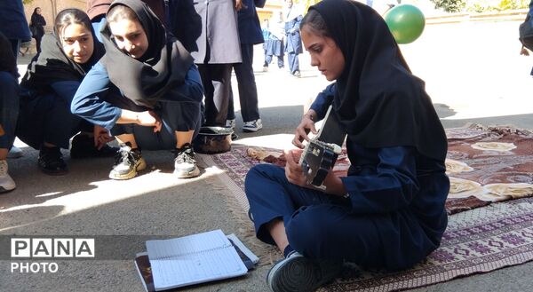همراهی موسیقی زنده هنرمندان دبیرستان طیبه با صبحانه دانش‌آموزان