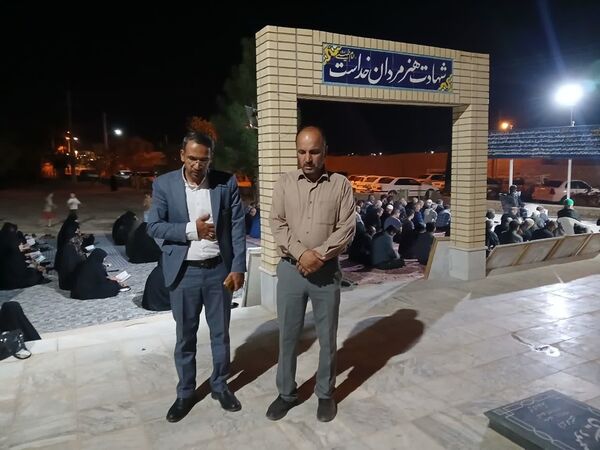 مراسم شبی با شهدا در محل گلزار شهدای روستای بزنجرد شهرستان خلیل‌آباد