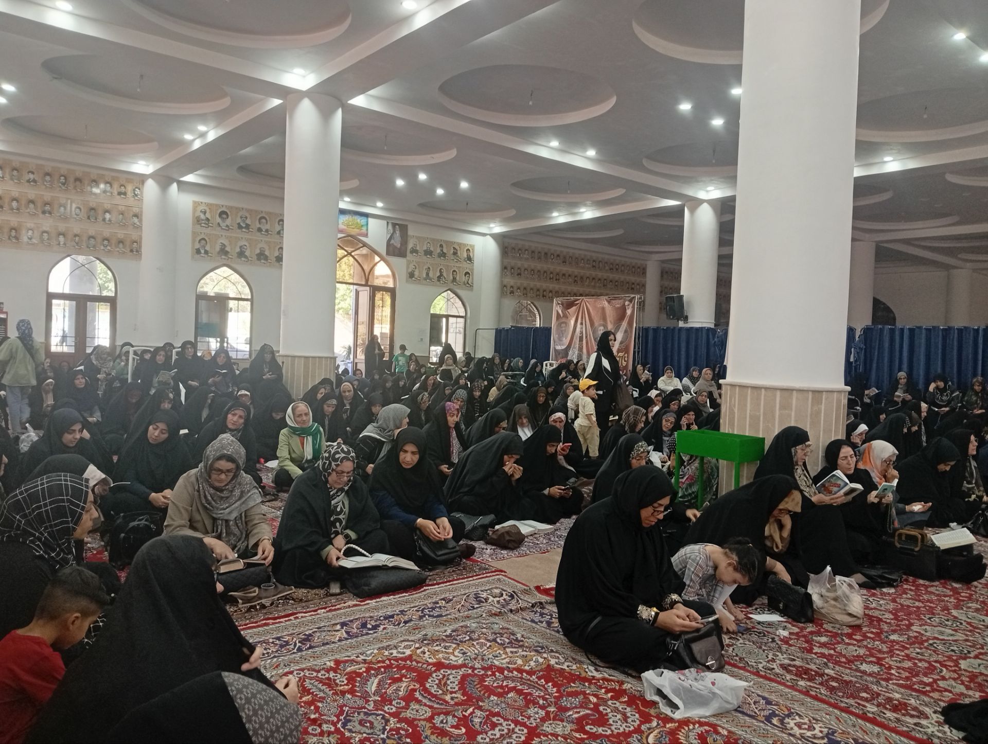 طنین دعای عرفه در مصلی نظرآباد