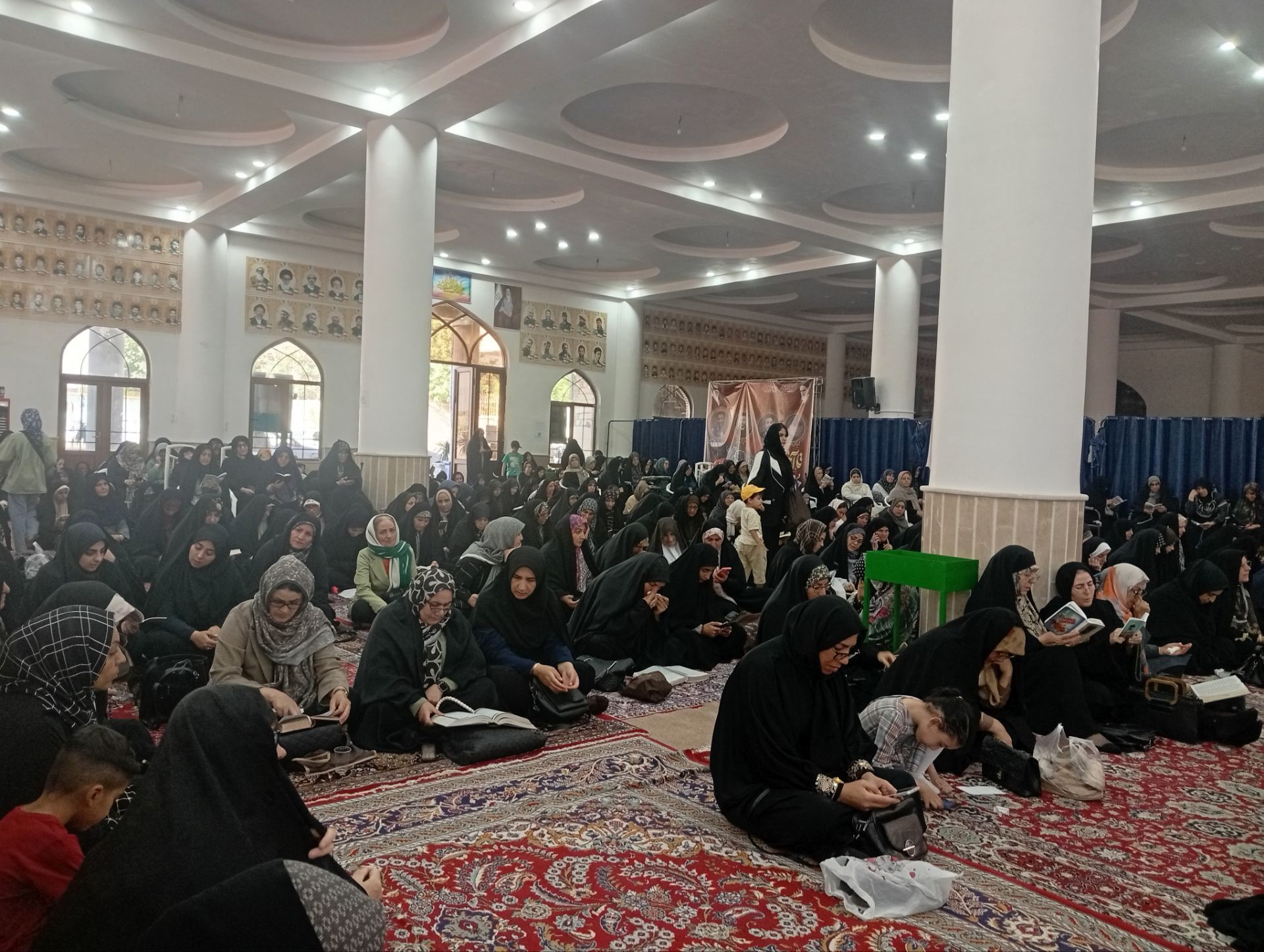 طنین دعای عرفه در مصلی نظرآباد