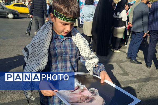 خروش هزاران دانش آموز ورامینی در ۱۳ آبان